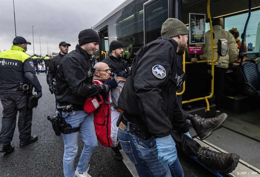OM: meeste actievoerders klimaatblokkade A10 Amsterdam weer vrij