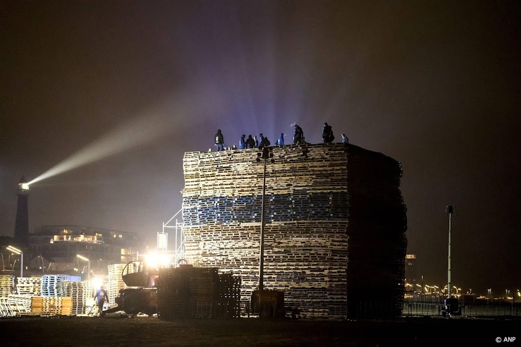 Vreugdevuren Scheveningen en Duindorp maandagavond al aangestoken