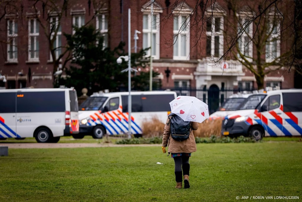 Eerste demonstranten op Amsterdamse Museumplein