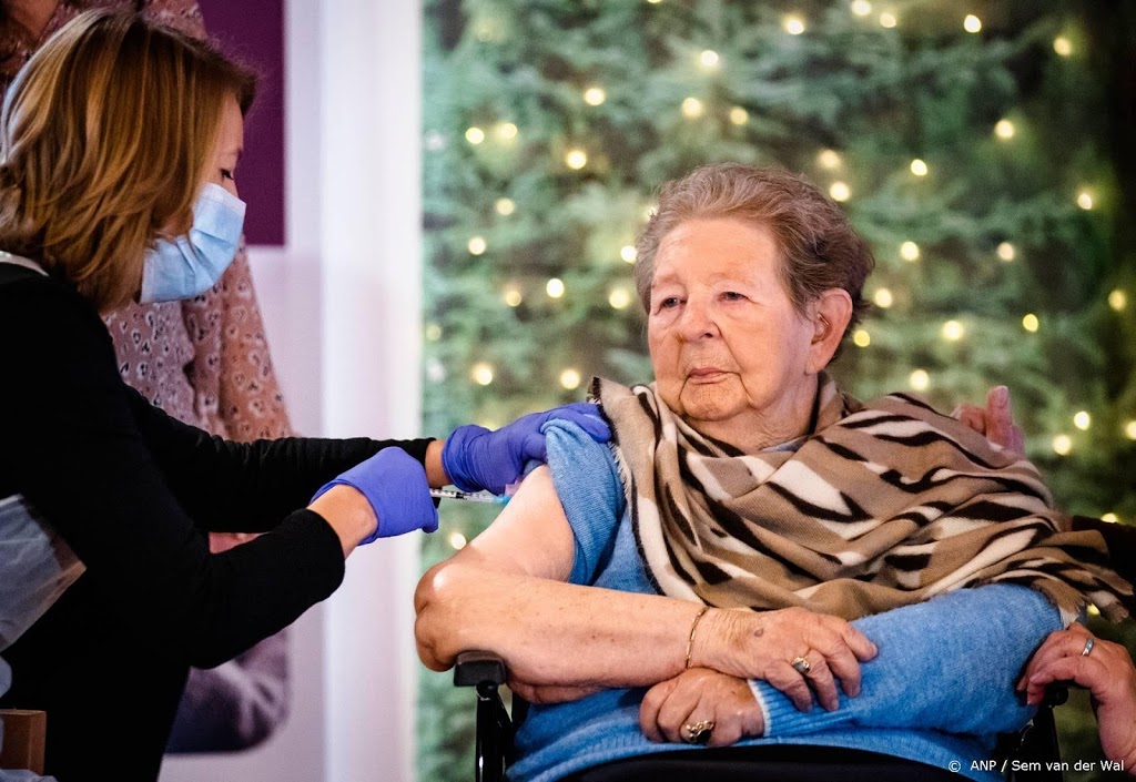 'Gezondheidszorg overeind houden en vaccineren uitweg pandemie'