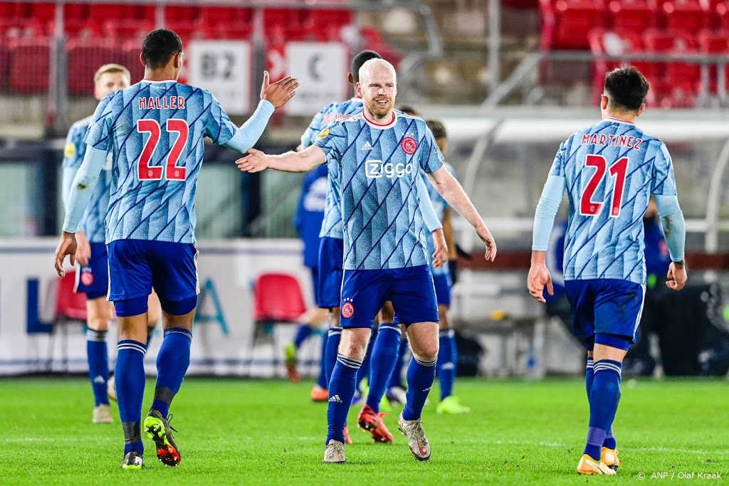 Ajax verstevigt koppositie met zege bij AZ