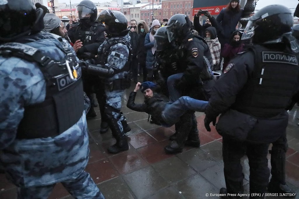 EU betreurt massale arrestaties Rusland bij demonstraties 