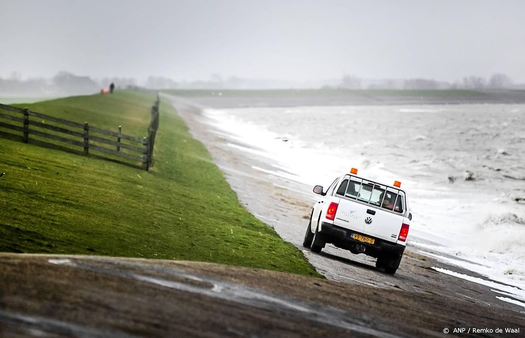Waterschappen inspecteren dijken en sluiten buitendijkse paden af