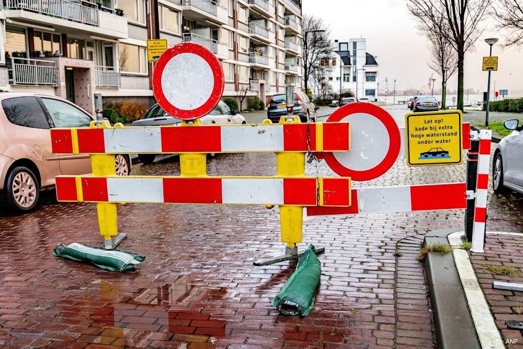 Wegen dicht door omgewaaide voertuigen en afgevallen lading