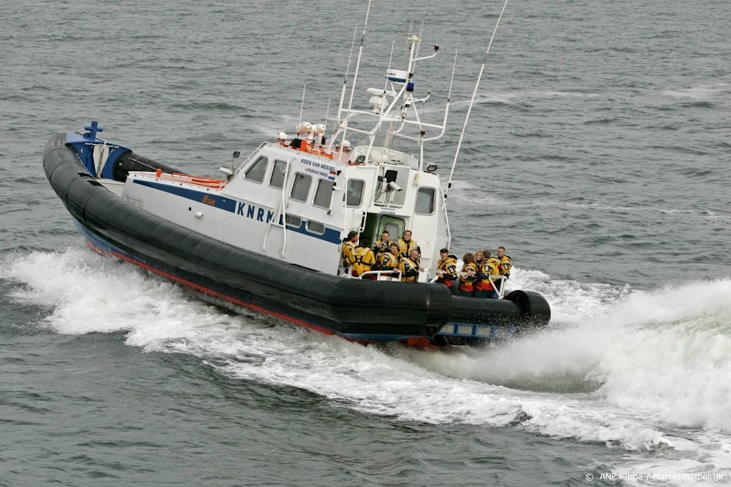 Stuurloos schip aan sleepboot, met rustig weer naar Rotterdam