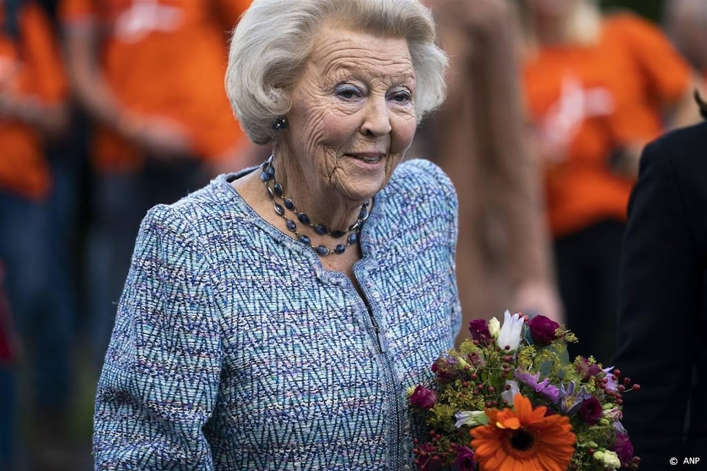 Nieuwe foto's van jarige Beatrix met koning en Amalia