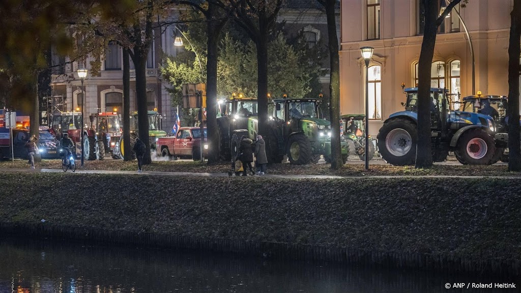 Circa 180 boze boeren verzamelen zich voor provinciehuis Zwolle