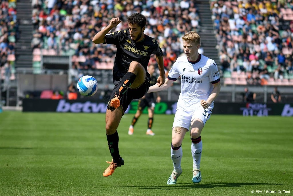 Voetballer Kiyine van OH Leuven vliegt met auto sporthal in 