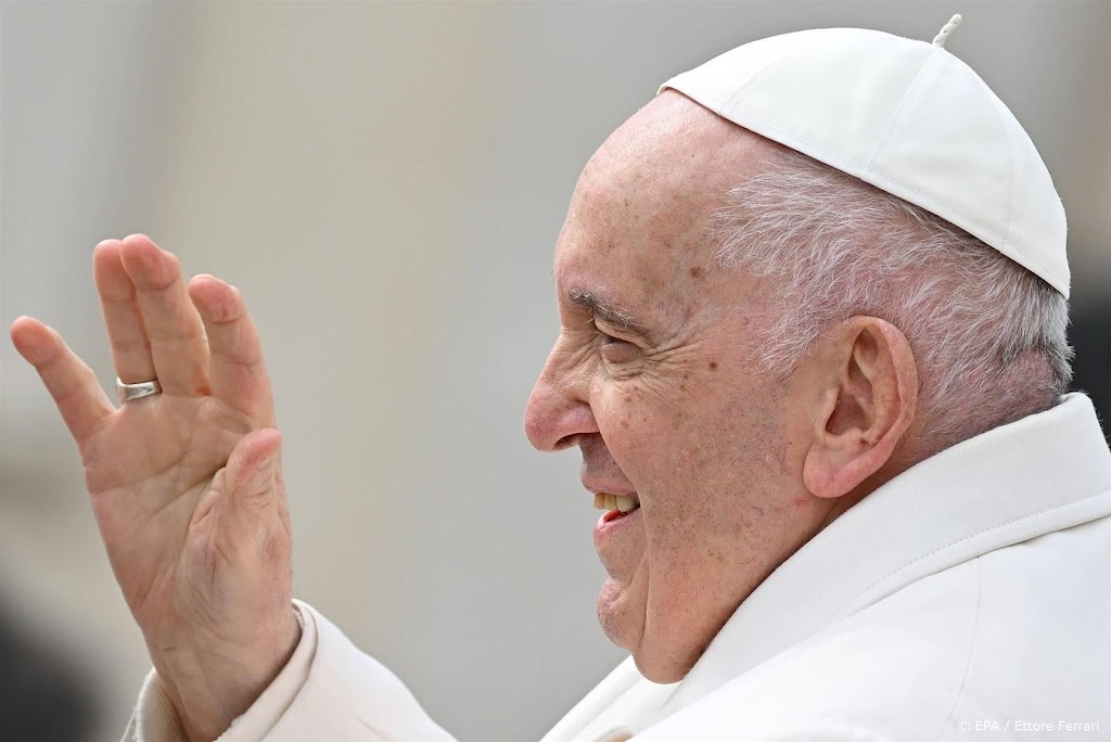 Paus Franciscus aan de beterende hand, maar nog in het ziekenhuis