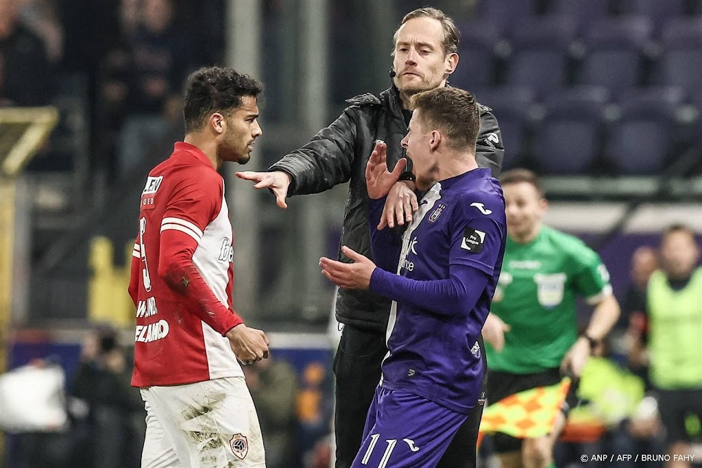 Antwerp-trainer Van Bommel neemt Wijndal rode kaart niet kwalijk
