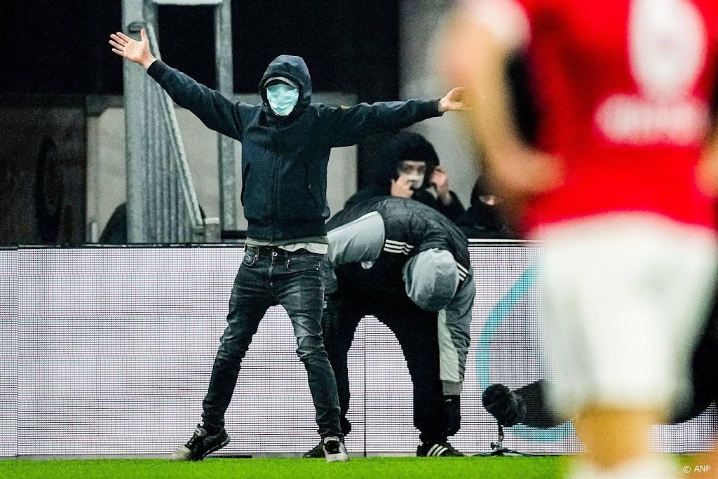Voetbalhooligans moeten zich vanaf april melden met Mini ID