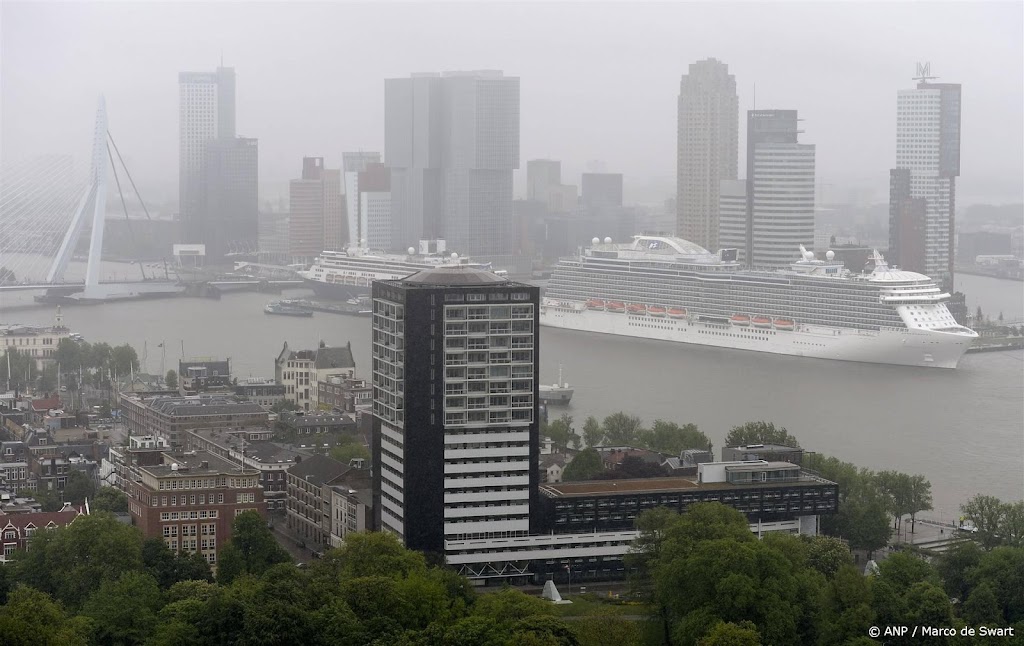 Eerste cruiseschip in Rotterdam krijgt stroom aan wal