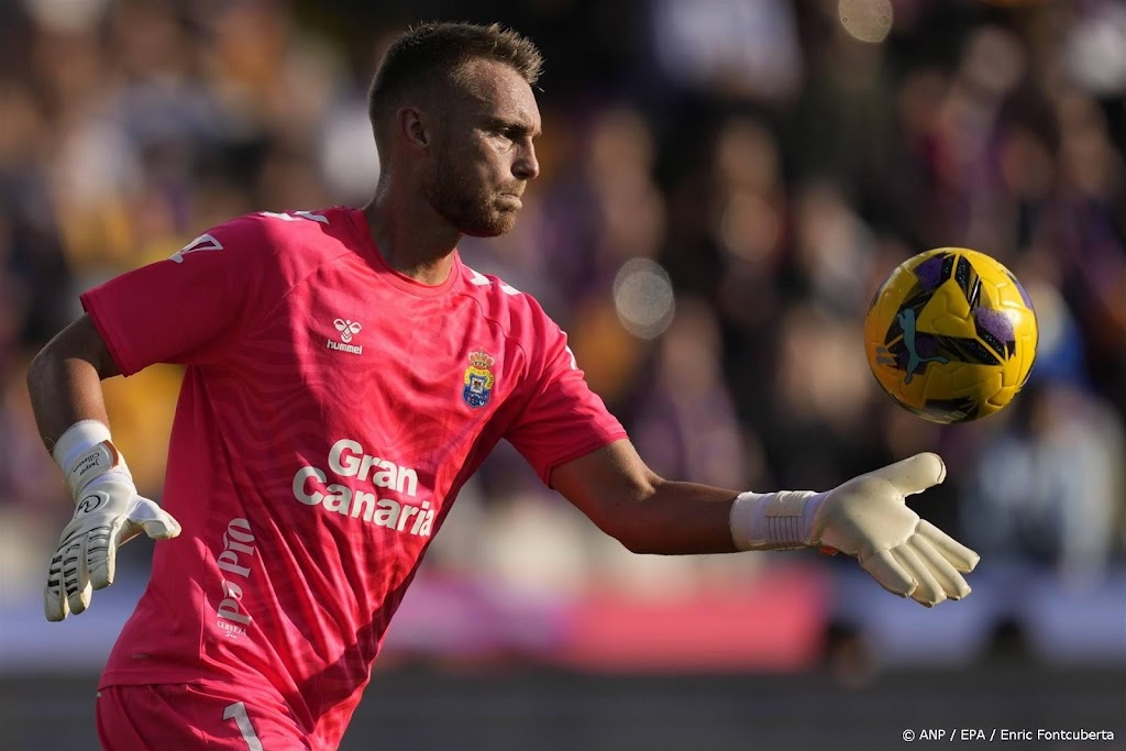 Doelman Cillessen na botsing op brancard van het veld