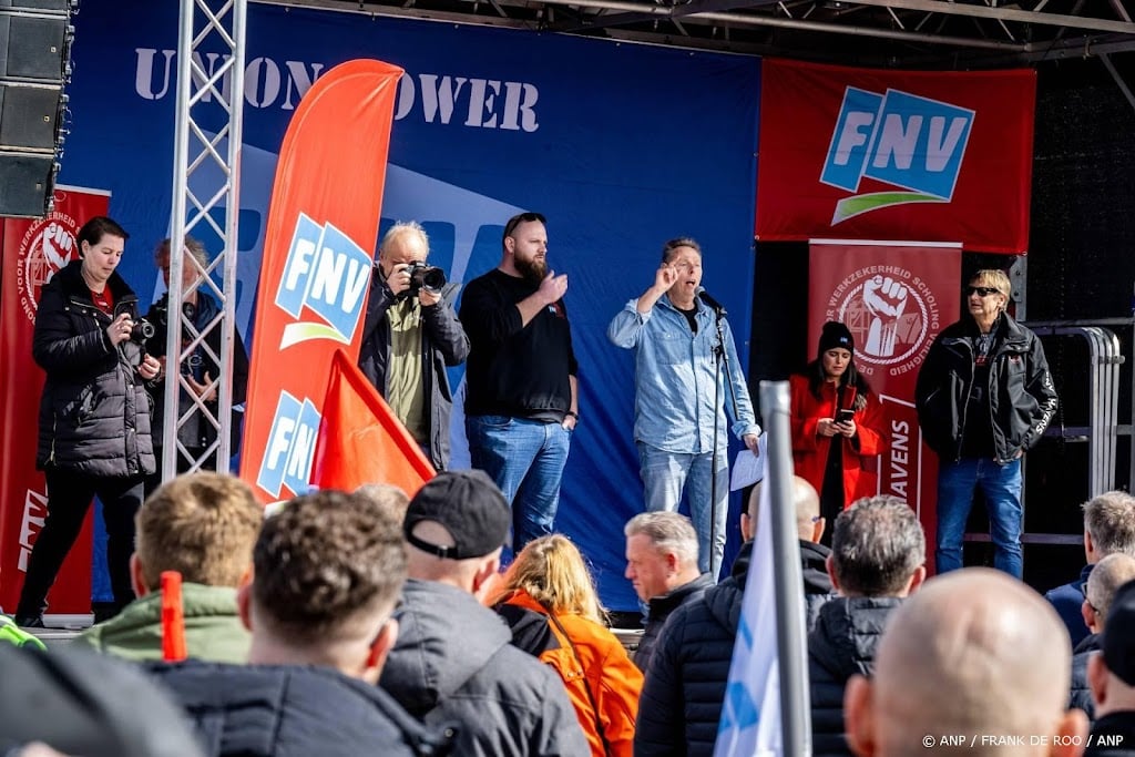 Havenmedewerkers staken vanwege kabinetsplannen, meldt FNV Havens