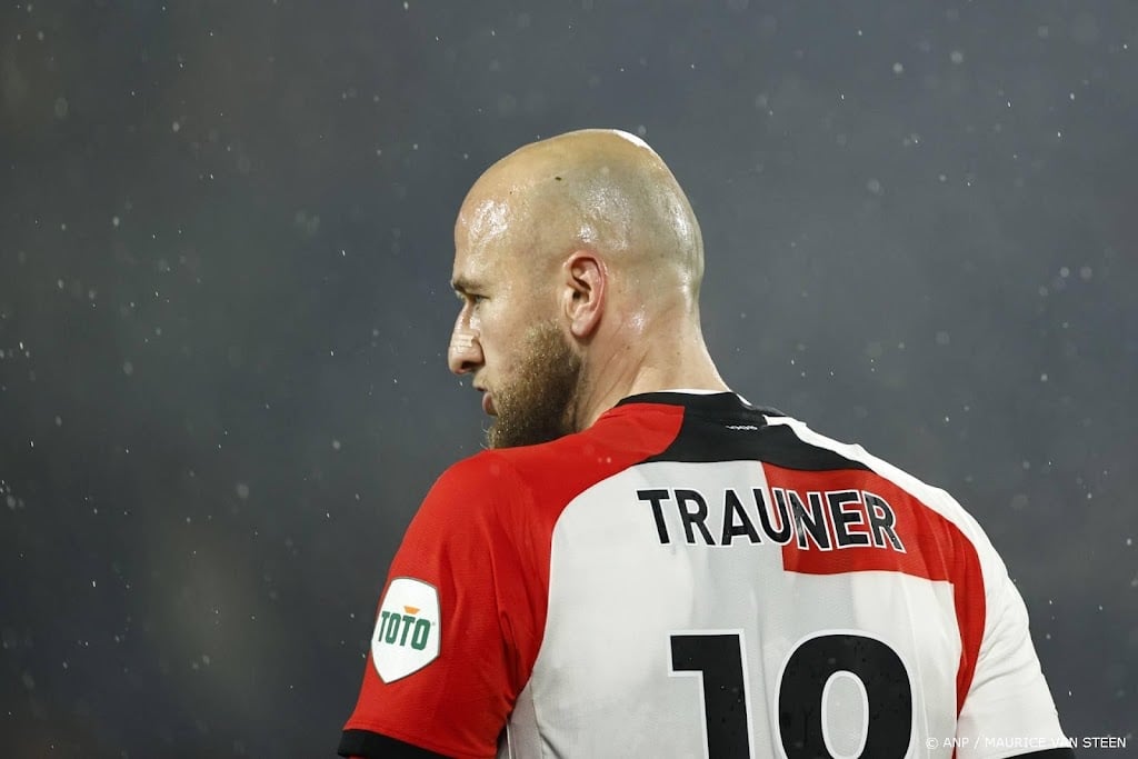 Feyenoord zegt contract met verdediger Trauner formeel op