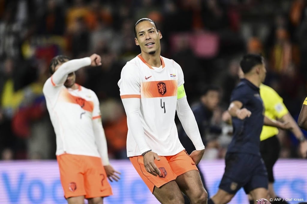 Oranje speelt na vroege rode kaart Dumfries gelijk tegen Ecuador