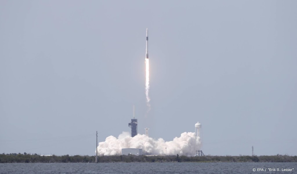 Ruimtecapsule Dragon van SpaceX aangekoppeld bij ISS