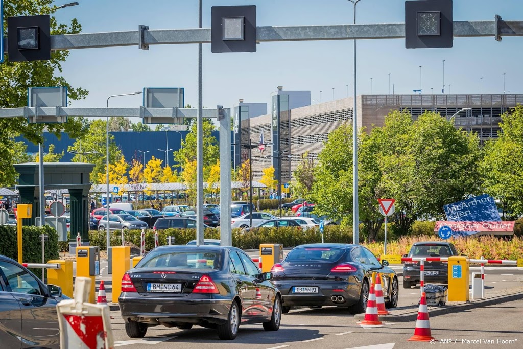 Lange rijen auto’s voor Outlet in Roermond