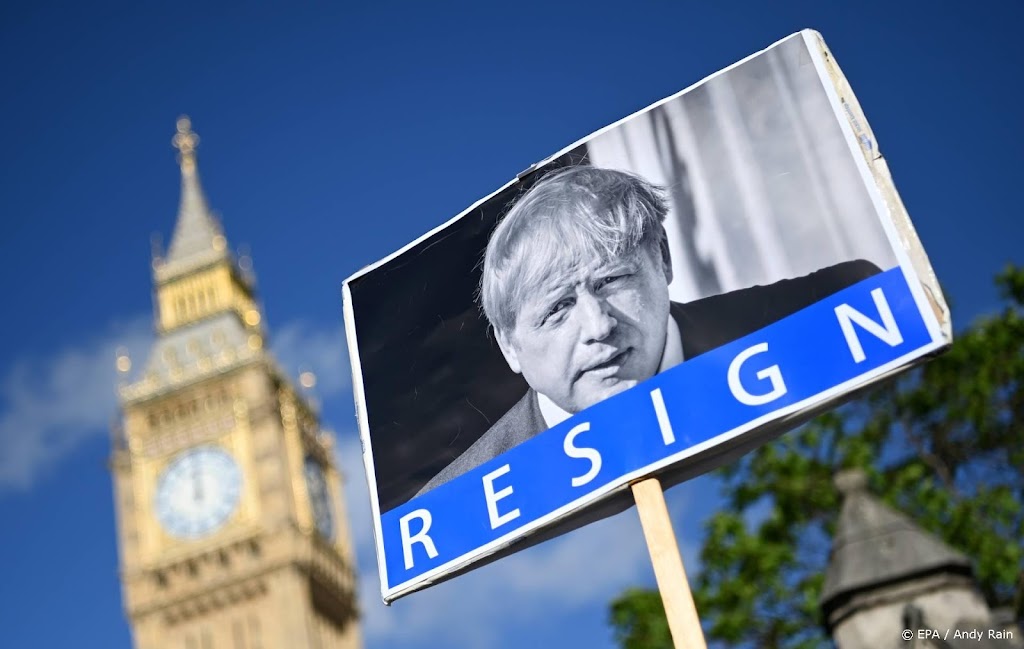 Steeds meer partijgenoten roepen op tot vertrek premier Johnson