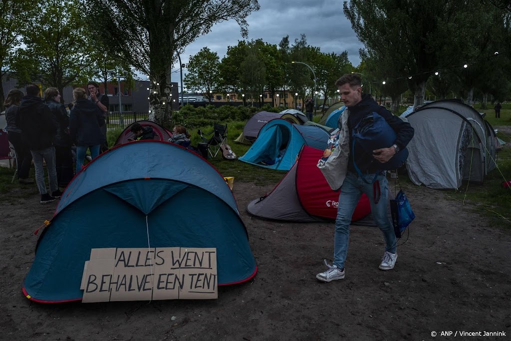 Tientallen pagina's met asielmaatregelen liggen op tafel kabinet