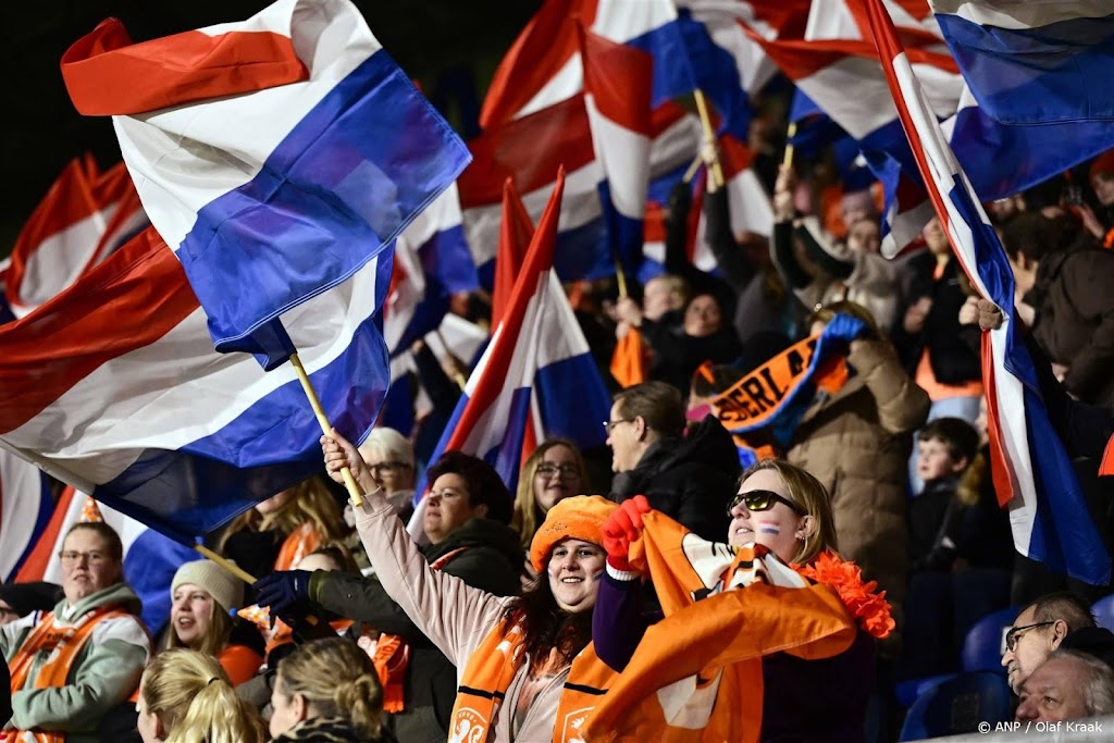 Supporters van Oranje in fanparade van Hardenberg naar Hamburg