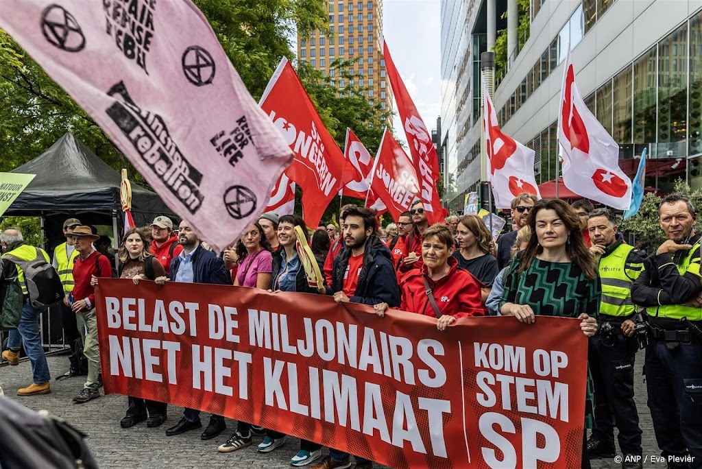 Zuidas staat vol met klimaatdemonstranten 