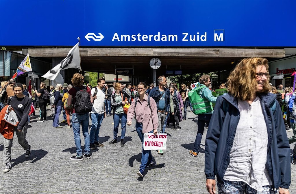 Duizenden klimaatbetogers lopen rondje over Zuidas