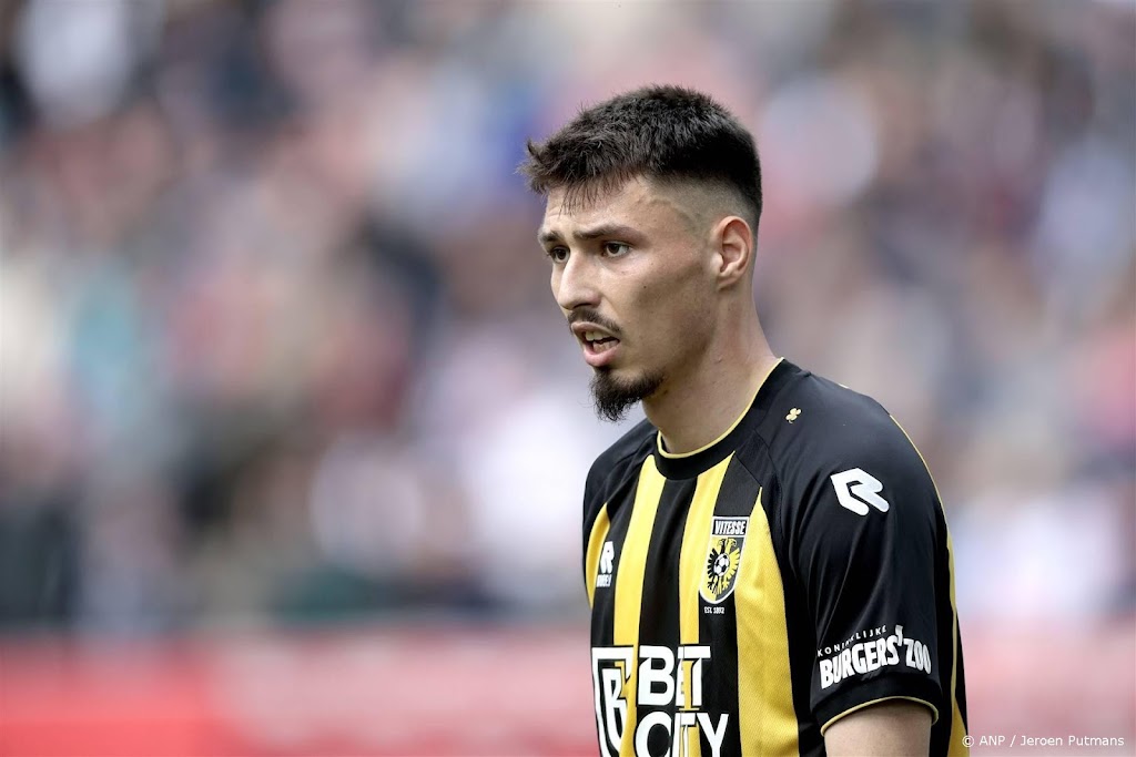 Vitesse neemt alsnog afscheid van verdediger Oroz