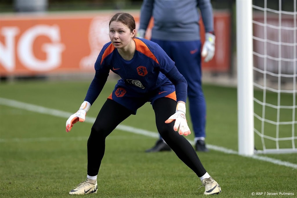 Keepster De Jong debuteert bij afscheid Martens voor thuispubliek