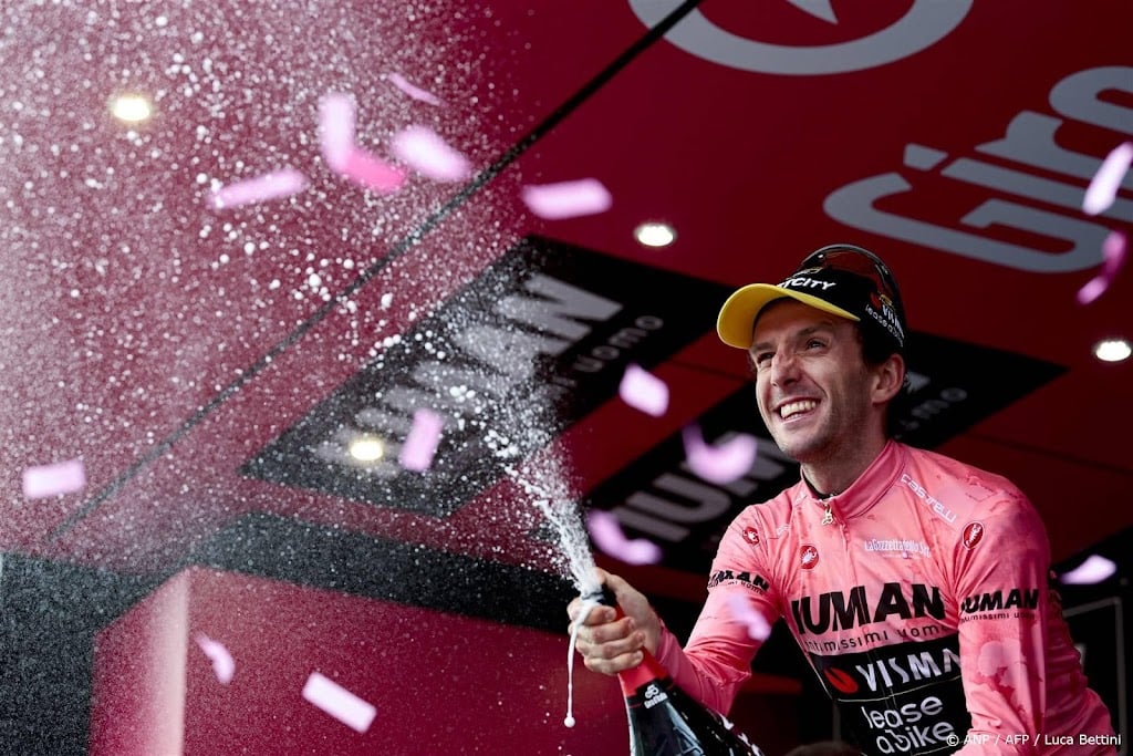 Yates dankt Van Aert voor 'kers op de taart' in Giro