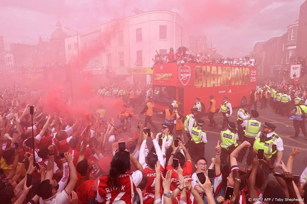 Arsenal viert dag na verloren finale landstitel in Londen