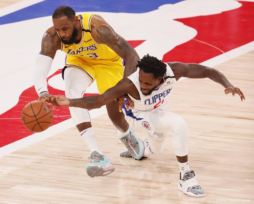 James helpt Lakers voorbij Clippers bij herstart NBA-seizoen