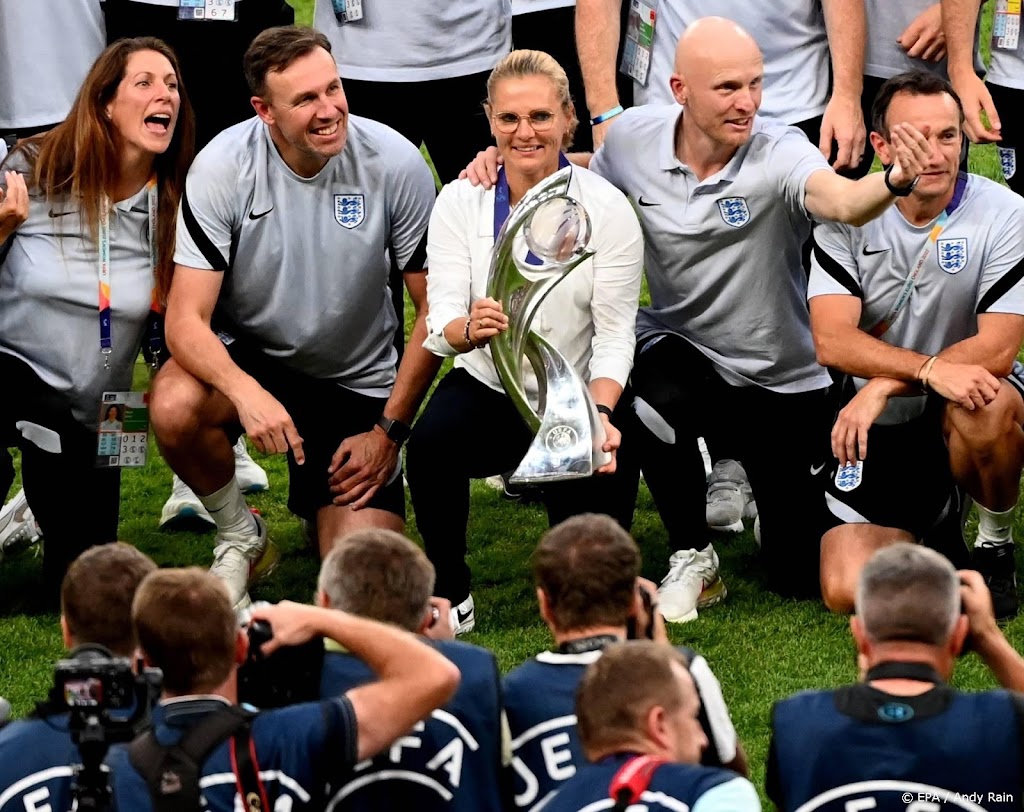 Felicitaties stromen binnen voor Wiegman na historische prestatie
