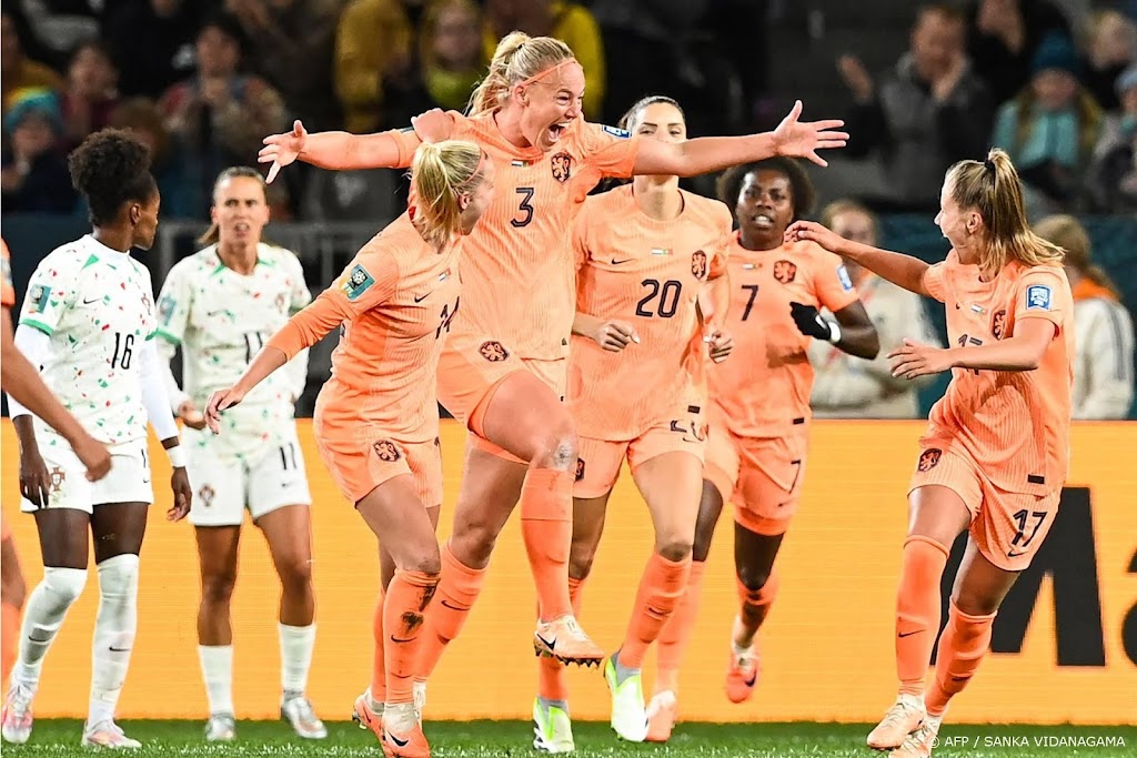 Alle speelsters Oranje bij training voor laatste groepsduel