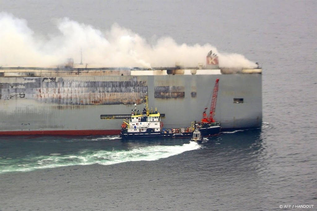 Brandend vrachtschip moet nog 33 km afleggen naar nieuwe locatie