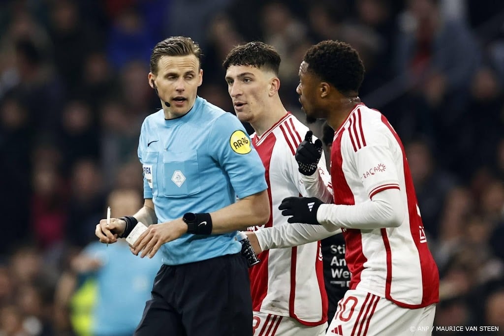 KNVB: alleen aanvoerders mogen voortaan met arbiters praten 