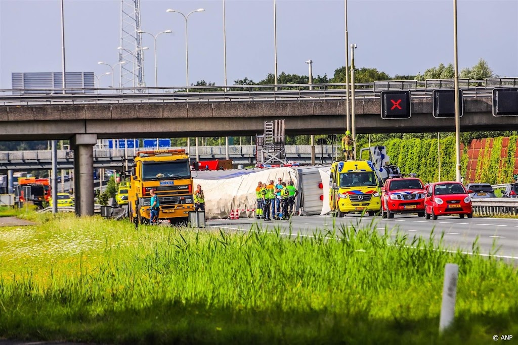 Ruim 40 bekeuringen voor filmen gekantelde vrachtwagen A28