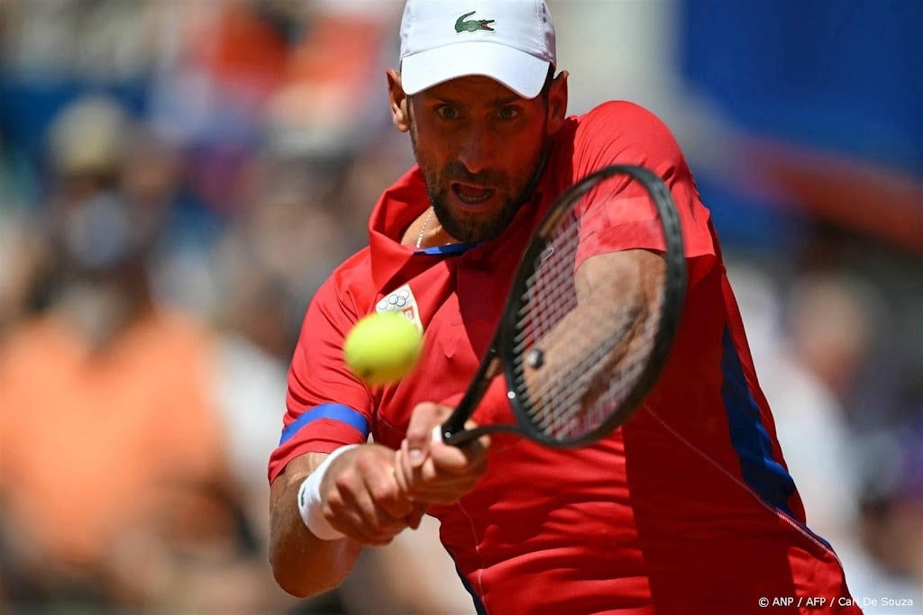 Djokovic wacht duel met Tsitsipas in kwartfinales in Parijs