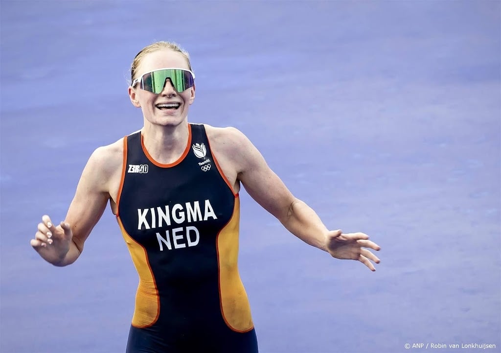 Afgezonderde triatlete Kingma steunt teamgenoten in team-relay