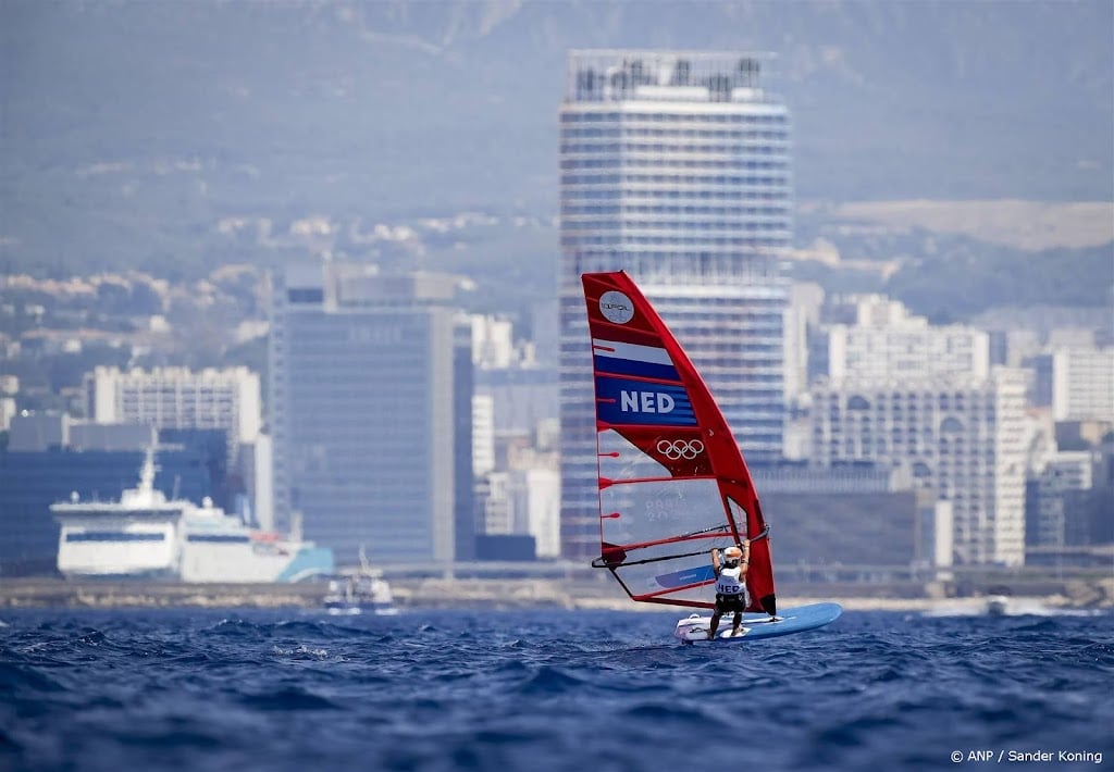 Marathonrace windfoiler Wennekes gestaakt door gebrek aan wind