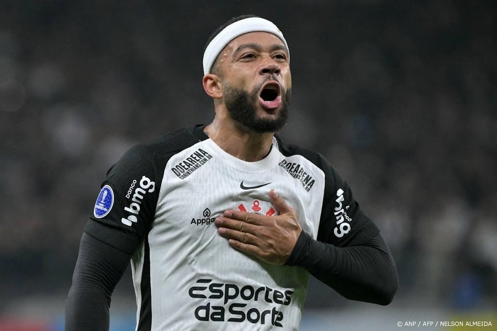 Depay helpt Corinthians aan zege in bekerduel met Palmeiras