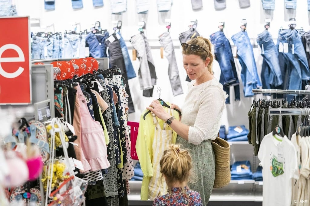 Nederlanders kochten in juli meer schoenen en kleding