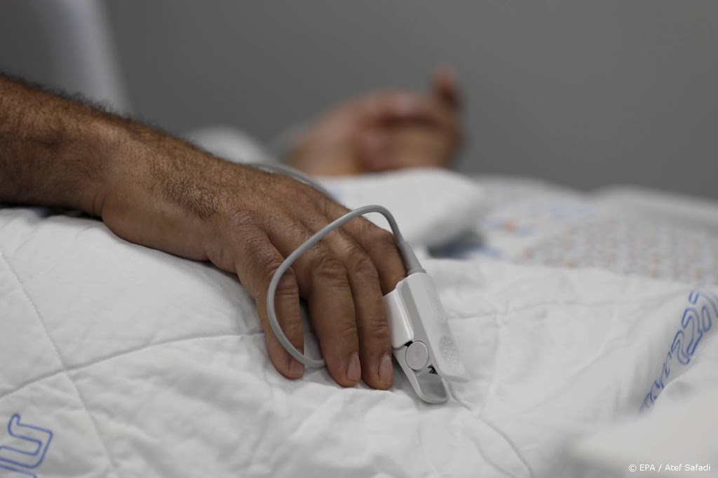 Aantal coronapatiënten in ziekenhuizen daalt iets