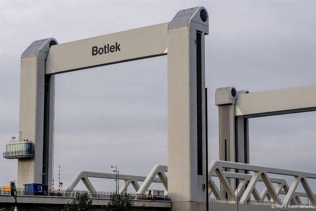Deel Botlekbrug in A15 geblokkeerd door klimaatdemonstranten