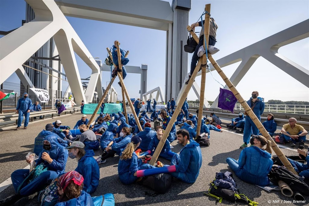 Actie klimaatactivisten Botlekbrug voorbij, weg wordt vrijgegeven