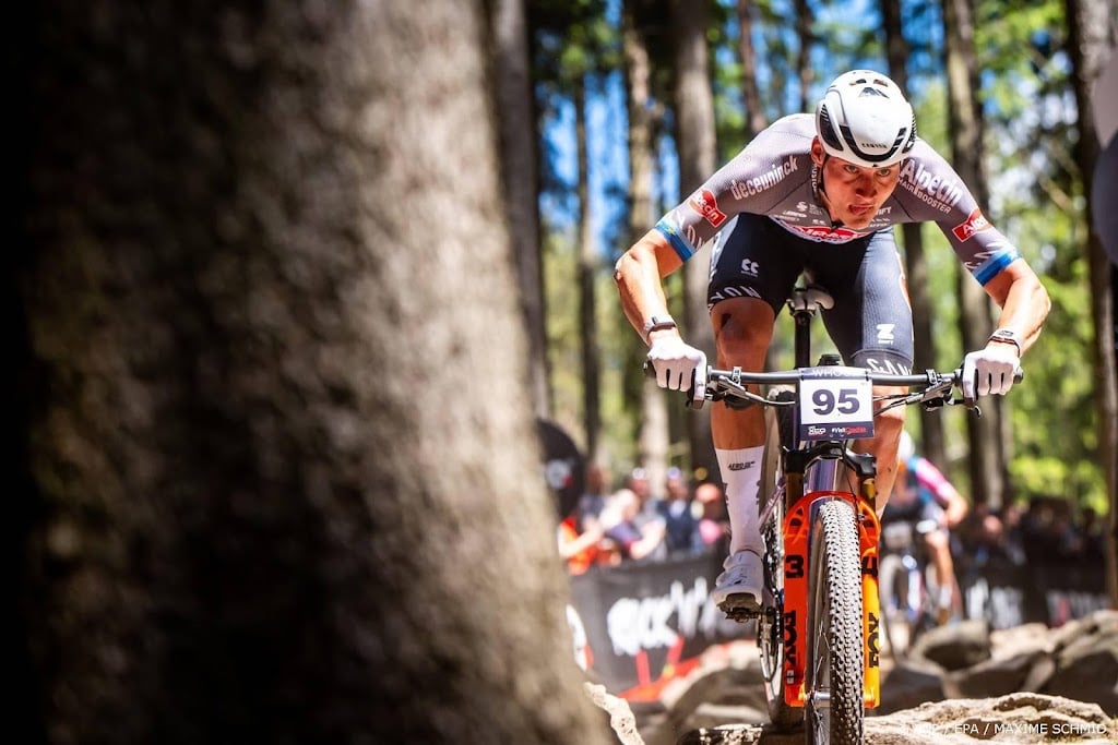 Van der Poel zesde bij rentree op mountainbike in Les Gets