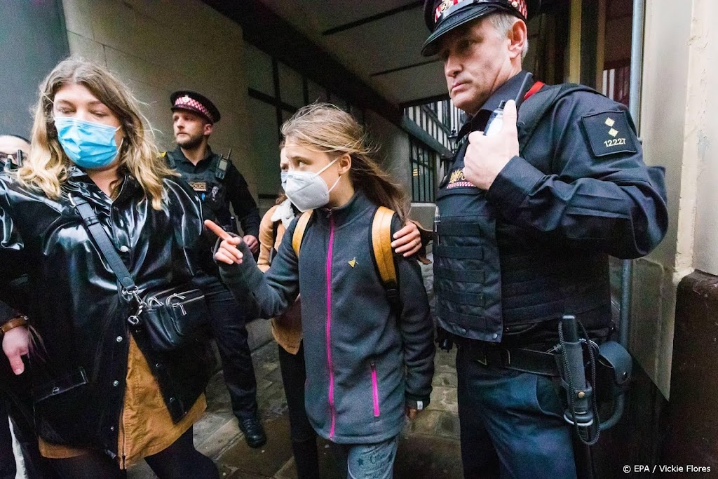 Greta Thunberg onder politiebegeleiding aangekomen in Glasgow