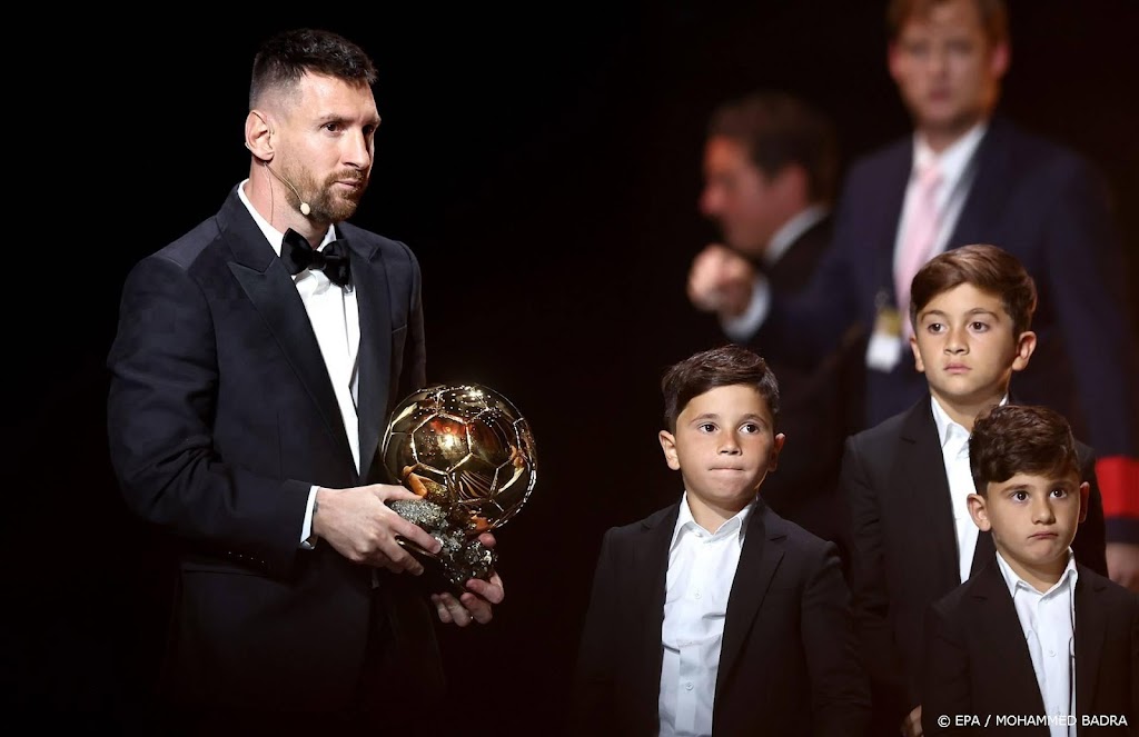 Messi draagt Gouden Bal op aan Argentijns elftal en Maradona