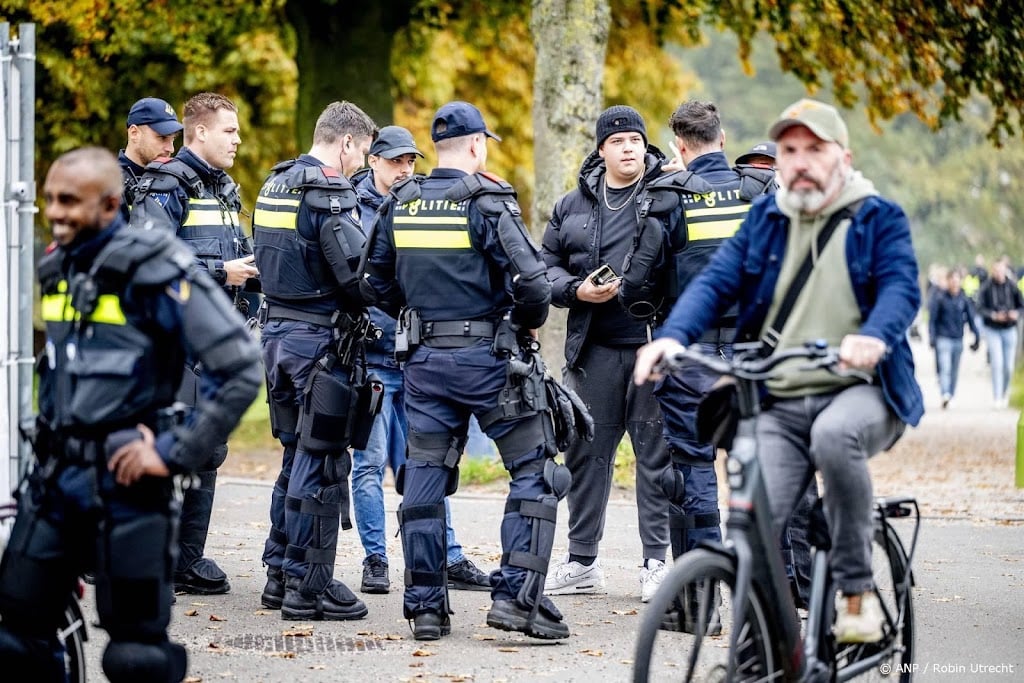 Politie fouilleert en arresteert jongeren bij Malieveld Den Haag