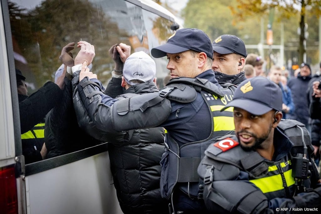 Mobiele Eenheid grijpt in op Korte Voorhout in Den Haag